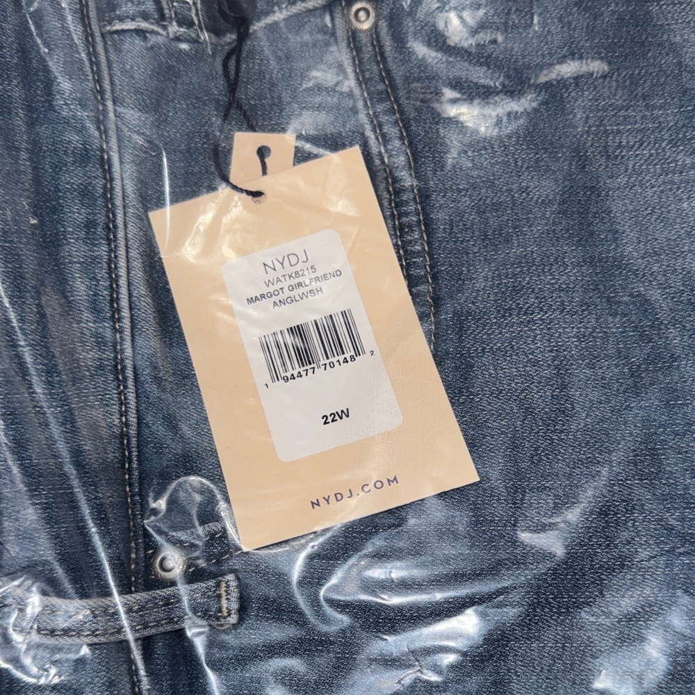 NYDJ NWT Margot Girlfriend Jeans in Angel Wash blue.
